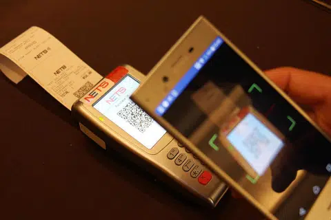Kad ATM Nets kini boleh digunakan warga Singapura di Malaysia untuk membuat pembayaran. FOTO: NETS