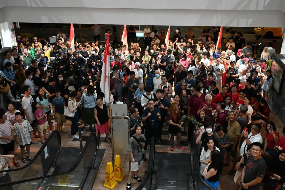 BERI SOKONGAN: Pusat Penjaja Taman Jurong dipenuhi sekitar 500 penyokong Encik Tharman yang ingin bertemu dan menyokongnya. 