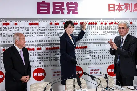 Perdana Menteri Jepun dan Presiden Parti Demokratik Liberal (LDP) Sanae Takaichi, Ketua Strategi Pilihan Raya LDP Keiji Furuya, 