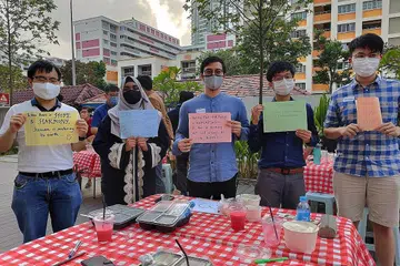 HARUNGI PANDEMIK BERSAMA: Golongan pelajar daripada pelbagai fahaman agama bersatu dalam acara 'Jamuan Persahabatan: Ikrar Penyair', yang diadakan dengan kerjasama Pusat Harmoni dan Gereja Zion Bishan Bible-Presbyterian, di Bishan semalam. Coretan mereka akan dikongsikan kepada pekerja asing yang terjejas oleh pandemik Covid-19. - Foto MUIS
