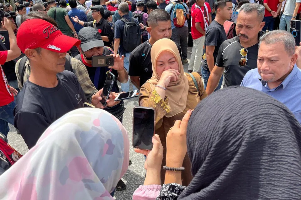 Penyokong bekas Perdana Menteri Malaysia, Encik Najib Tun Razak, menangis sebaik Mahkamah Rayuan Putrajaya membenarkan rayuan Encik Najib untuk mengemukakan semakan kehakiman bagi mengesahkan kewujudan titah adendum (perintah tambahan) Yang di-Pertuan Agong ke-16, Sultan Abdullah Ahmad Shah, yang membenarkan beliau menjalani baki hukuman penjara sebagai tahanan di rumah.