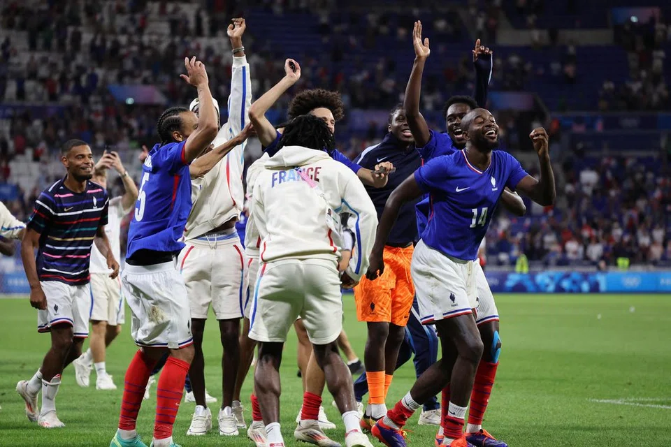 Jean-Philippe Mateta (jersi nombor 14) meraikan kemenangan 3-1 Perancis ke atas Mesir bersama rakan pasukan selepas tamat perlawanan separuh akhir bola sepak lelaki Olimpik.