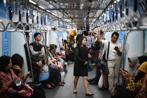 Pengangkutan awam - MRT, LRT dan bas - percuma disediakan kepada pekerja sektor swasta yang berpendapatan kurang daripada 6.2 juta rupiah ($484) sebulan, dalam usaha untuk mengurangkan kos perjalanan di ibu negara.