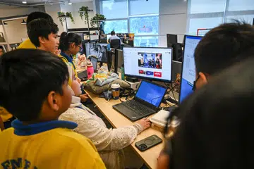 DEKATI GOLONGAN MUDA: Antara usaha Berita Harian termasuk mendekati golongan muda termasuk para pelajar secara dalam talian dan fizikal. Para pelajar dijemput menyelami dunia kewartawanan melalui lawatan ke bilik berita BH.