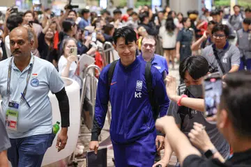 Kapten pasukan negara Korea Selatan dan bintang pasukan Liga Perdana England (EPL) Tottenham Hotspur, Son Heung-min (tengah), menyapa peminat yang memenuhi Lapangan Terbang Changi semasa ketibaannya pada awal 3 Jun lalu bersama pasukan negara Korea Selatan yang akan menghadapi Singapura pada 6 Jun. 