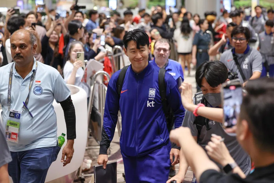Kapten pasukan negara Korea Selatan dan bintang pasukan Liga Perdana England (EPL) Tottenham Hotspur, Son Heung-min (tengah), menyapa peminat yang memenuhi Lapangan Terbang Changi semasa ketibaannya pada awal 3 Jun lalu bersama pasukan negara Korea Selatan yang akan menghadapi Singapura pada 6 Jun. 