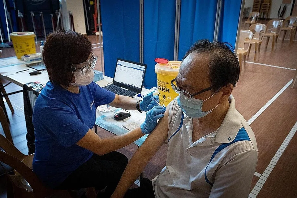 SUDAH DIVAKSIN: Sekitar 54 peratus penduduk sudah menerima dua dos vaksin mRNA. - Foto ZAOBAO