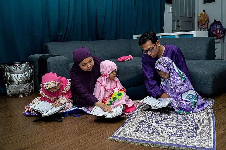 RAMADAN YANG BERBEZA: Cik Nur Diyana dan keluarganya merancang menghabiskan masa mengaji bersama selepas berbuka puasa dan kemudian solat tarawih berjemaah di rumah Ramadan ini. - Foto BH oleh NUR DIYANA TAHA
