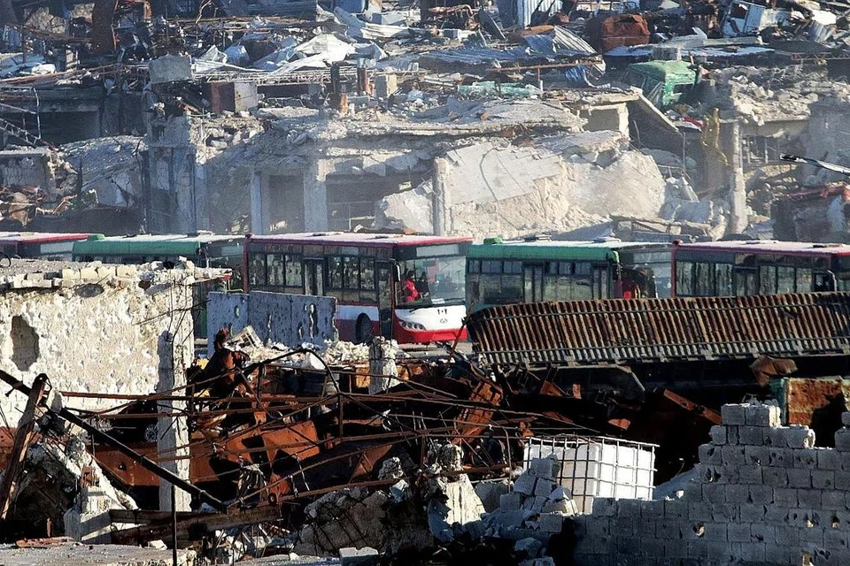 OPERASI PINDAHKAN PENDUDUK ALEPPO: Bas-bas ini melalui bandar Ramoussa, di selatan Aleppo, semasa proses pemindahan penduduk daripada wilayah yang dikawal pemberontak. - Foto AFP