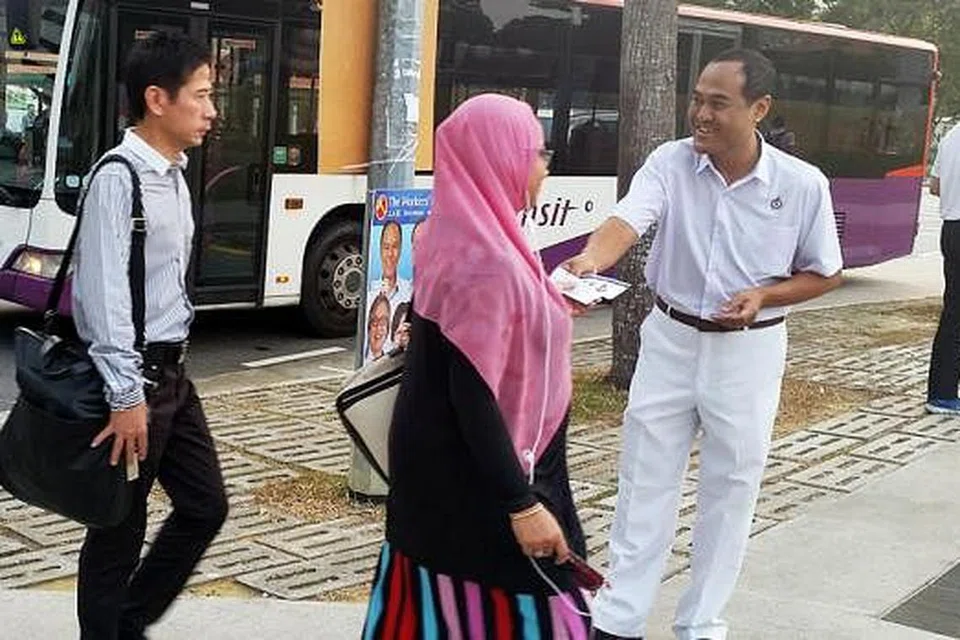 MUKA BARU DI ALJUNIED: Encik Shamsul Kamar mengedarkan risalah kepada penduduk yang dalam perjalanan ke stesen MRT Hougang semalam. - Foto-foto CHAIRUL FAHMY HUSSAINI