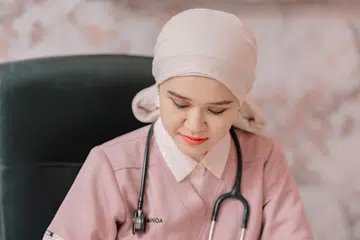 Dr Amanda Elli, seorang doktor perubatan dan kosmetik, mengingatkan golongan wanita supaya tidak tersilap membeli produk kecantikan dalam talian.