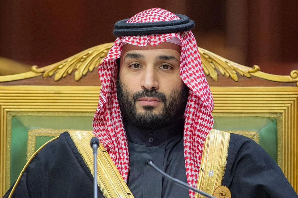 LAWATAN RASMI: Encik Joe Biden tiba di Arab Saudi semalam bagi lawatan rasmi ke negara itu setelah melawat Israel. Beliau antara lain dijadual bertemu dengan Putera Mahkota Mohammed Bin Salman (atas). - Foto REUTERS, AFP