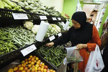 MASIH SAMA: Inflasi teras, yang tidak mengambil kira kos penginapan dan pengangkutan privet, dirakam negatif 0.2 bulan lalu, tidak berubah berbanding Mei. - Foto fail