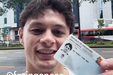Pemain bek kanan Cardiff City, Perry Ng, mengumumkan melalui Instagramnya bahawa beliau telah mendapat status penduduk tetap (PR) di Singapura.