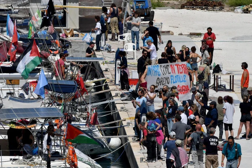 Kapal-kapal yang menyertai Global Sumud Flotilla (GSF) berlepas dari Pelabuhan Xiphonia di Augusta, berhampiran Syracuse, pulau Sicily di selatan Italy, pada 26 April 2026. Kapal-kapal tersebut merupakan sebahagian daripada “Misi Musim Bunga 2026”, satu usaha antarabangsa yang diselaraskan untuk mencabar sekatan maritim serta menghantar bekalan perubatan penting kepada orang awam Palestin di Gaza.