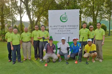 GOLF AMAL: Setiausaha Parlimen (Ehwal Dalam Negeri) dan Anggota Parlimen GRC Sembawang, Encik Amrin Amin (lima dari kiri), merupakan antara 143 peserta pertandingan golf amal anjuran Masjid Al-Muttaqin di Orchid Country Club semalam demi membantu mengumpulkan dana kerja peningkatan masjid itu. - Foto TUKIMAN WARJI