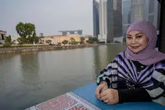 MASIH GIAT: Nenek 11 cucu ini tetap menawan dan masih lagi berkarya dan membuat persembahan korporat.