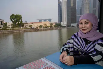 MASIH GIAT: Nenek 11 cucu ini tetap menawan dan masih lagi berkarya dan membuat persembahan korporat.