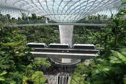 Ini merupakan kali ke-13 Lapangan Terbang Changi menduduki tangga pertama, lantas memecah rekod dalam sejarah  Anugerah Lapangan Terbang Dunia Skytrax yang bermula pada 2000.