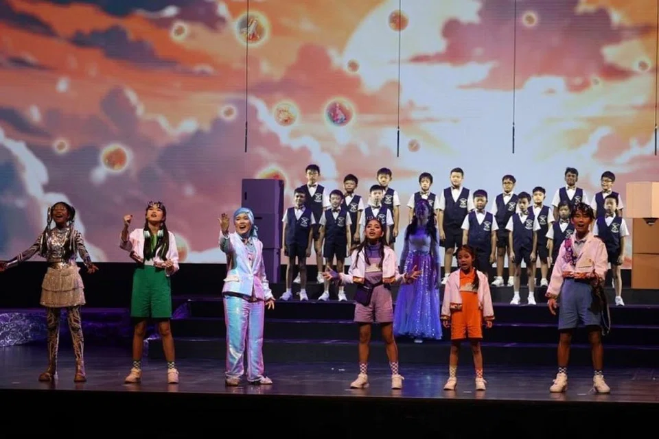 Bertajuk ‘The Dream Emporium’, konsert amal ‘Child Aid 2024’, berlatarkan dunia yang mempesona di mana impian kanak-kanak hidup melalui lagu, tarian dan teknologi kecerdasan buatan (AI).