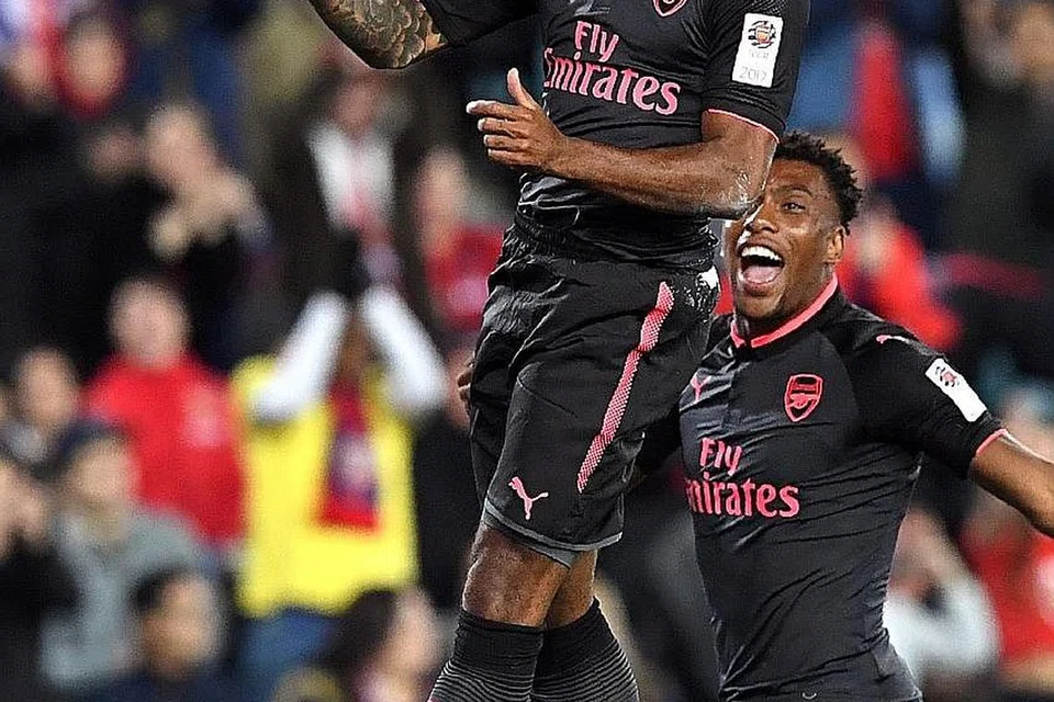 BUKTI POTENSI: Penyerang terbaru Arsenal Alexandre Lacazette (depan) meraikan golnya dengan Alex Iwobi dalam perlawanan dengan Sydney FC kelmarin. - Foto AFP