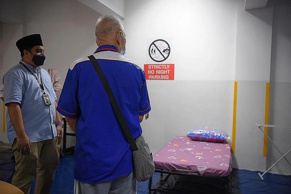 SEDIA MEMBANTU: Ketua bahagian Sosial dan Penjagaan Masyarakat Masjid Assyakirin, Ustaz Muhd Aizat Zulkifli (kiri) bersama Encik Lim (bukan nama sebenar) seorang gelandangan yang bukan Islam yang telah memanfaatkan program S3P ini. - Foto BH oleh MARK CHEONG