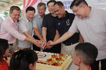 MAJLIS POTONG KEK: (dari kiri) Encik Lee Hong Chuang, BBM, Penasihat kepada Pertubuhan Akar Umbi Hougang; Encik Victor Lye, Penasihat BBM kepada pertubuhan akar umbi GRC Aljunied; Penasihat khas, Encik Lim Boon Heng; Timbalan Perdana Menteri, Encik Lawrence Wong; Encik Shamsul Kamar, Penasihat PBM kepada Pertubuhan Akar umbi GRC Aljunied dan Encik Chua Eng Leong, Penasihat kepada Pertubuhan Akar Umbi GRC Aljunied di majlis memotong kek sempena ulang tahun ke-40 di Taman Kejiranan Kaki Bukit pada Ahad. - Foto ST