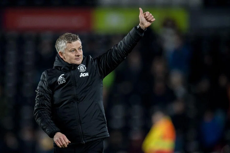 KEDEDUA TERDORONG MAHU MENANG: Sedang Man United pimpinan Ole Gunnar Solskjaer (atas) mahu meneruskan prestasi baik sejak kebelakangan ini, bos Man City, Pep Guardiola, pastinya mahukan tiga mata kemenangan bagi memastikan mereka kekal di tangga kedua liga. - Foto EPA-EFE