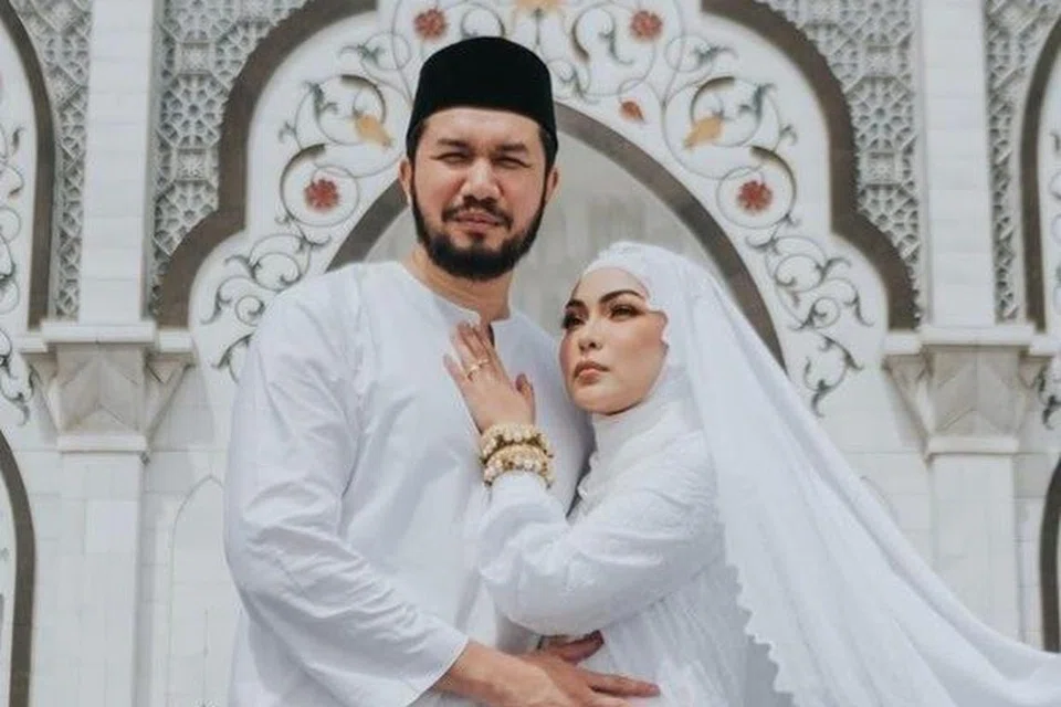 Pasangan bahagia, Nad Zainal dan Ungku Ismail bakal menyerikan pameran tersebut. 