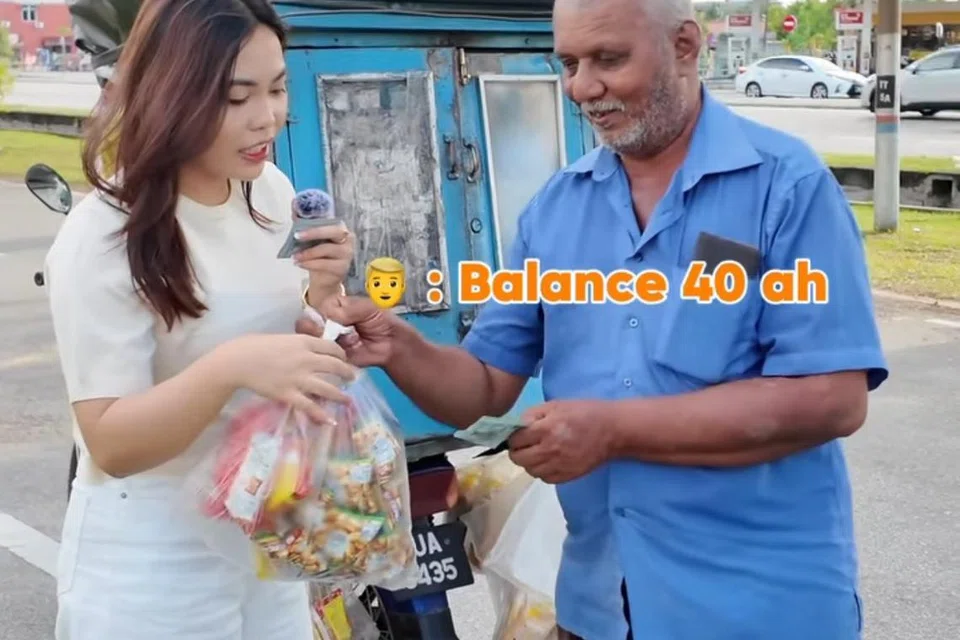 Berpegang pada prinsip tidak perlu tunggu kaya untuk membantu orang yang susah, Cahaya Icha (kiri), sering meninjau jalanan untuk meringankan bebanan penjual kaki jalan mahupun warga emas gelandangan.