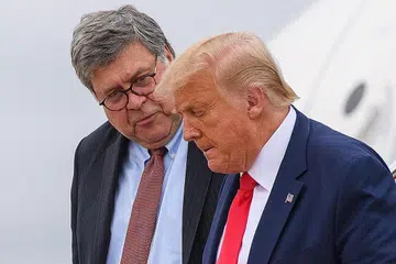 TIDAK SEKATA: Gambar fail yang diambil pada 1 September 2020 ini menunjukkan Presiden Donald Trump dan Peguam Negara Amerika Syarikat, Encik William Barr (kiri), turun dari pesawat Air Force One selepas tiba di Pangkalan Udara Andrews di Maryland. - Foto AFP
