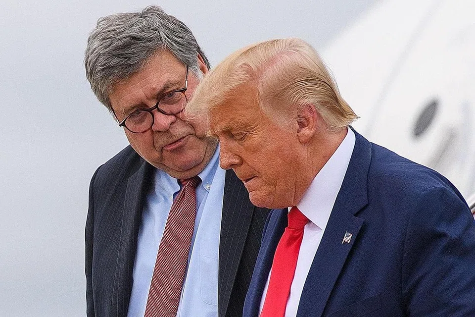 TIDAK SEKATA: Gambar fail yang diambil pada 1 September 2020 ini menunjukkan Presiden Donald Trump dan Peguam Negara Amerika Syarikat, Encik William Barr (kiri), turun dari pesawat Air Force One selepas tiba di Pangkalan Udara Andrews di Maryland. - Foto AFP