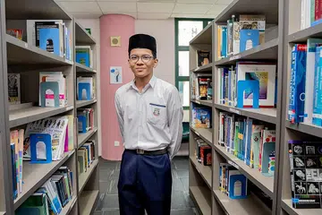 RAIH KEPUTUSAN CEMERLANG: Zaki muncul sebagai pelajar terbaik Madrasah Aljunied Al-Islamiah semalam ketika menerima keputusan peperiksaan IBDP. - Foto BH oleh NUR DIYANA TAHA
