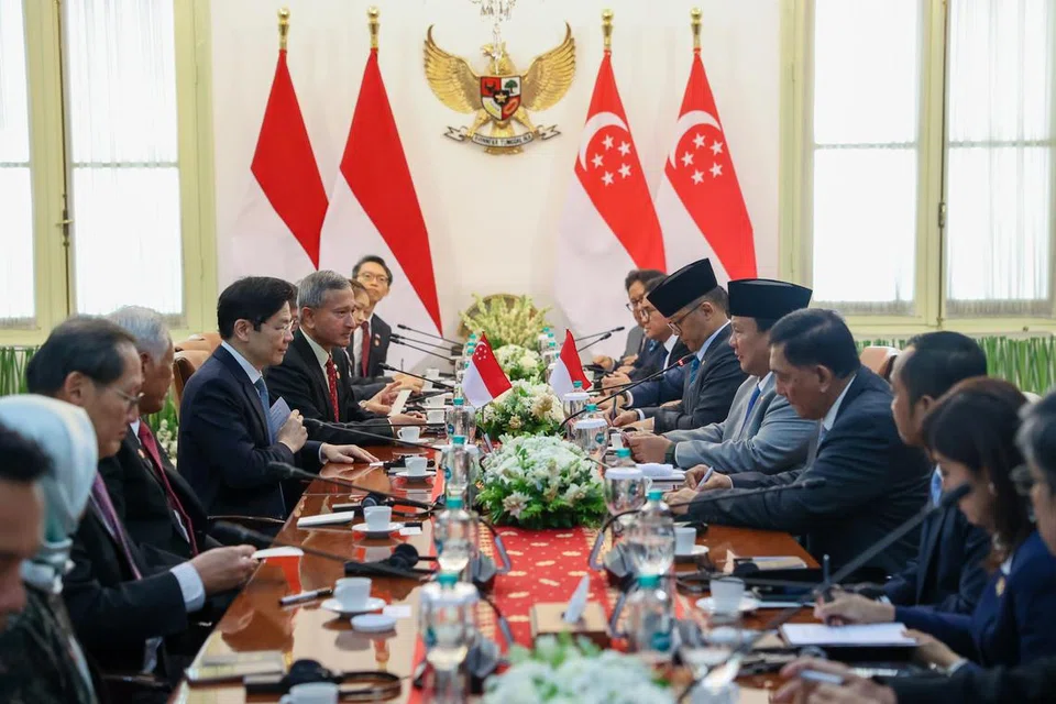 Perdana Menteri, Encik Lawrence Wong, dan delegasi Singapura mengadakan pertemuan dua hala bersama Presiden Indonesia, Encik Prabowo Subianto, dan pasukannya di Istana Merdeka, Jakarta, pada 6 November.