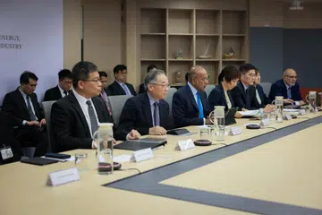 Timbalan Perdana Menteri, Encik Gan Kim Yong (dua dari kiri), bersama Menteri Kanan merangkap Menteri Penyelaras bagi Keselamatan Negara, Encik K. Shanmugam (tiga dari kiri), dan Menteri Kemampanan dan Sekitaran, Cik Grace Fu (empat dari kiri), serta pegawai kanan daripada Pejabat Peguam Negara (AGC), Agensi Sekitaran Kebangsaan (NEA) dan Kementerian Undang-undang (MinLaw) bertemu wakil syarikat berdaftar di Singapura yang diberi notis oleh NEA di bawah Akta Pencemaran Jerebu Rentas Sempadan pada 28 Oktober.