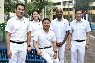 Pasukan Parti Tindakan Rakyat yang akan bertanding di GRC West Coast-Jurong West pada GE2025. (Dari kiri) Encik Shawn Huang; Cik Cassandra Lee; Menteri Pembangunan Negara, Encik Desmond Lee; Dr Hamid Razak dan Encik Ang Wei Neng. 