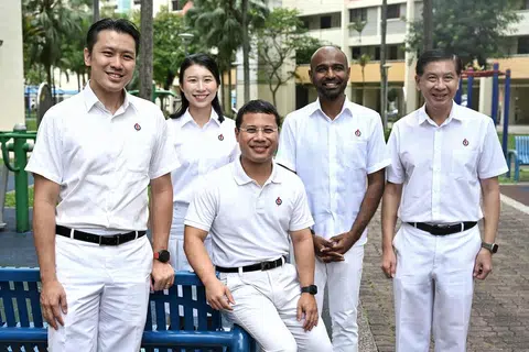 Pasukan Parti Tindakan Rakyat yang akan bertanding di GRC West Coast-Jurong West pada GE2025. (Dari kiri) Encik Shawn Huang; Cik Cassandra Lee; Menteri Pembangunan Negara, Encik Desmond Lee; Dr Hamid Razak dan Encik Ang Wei Neng. 