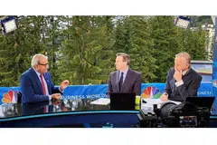MENGULAS KESAN POSITIF PEMBUKAAN SEMPADAN: Dalam wawancara bersama CNBC di Davos, Switzerland, Encik S. Iswaran (kiri), antara lain membincangkan tentang usaha Singapura mencapai kebingkasan dalam tempoh krisis dengan memastikan sempadan dan saluran ekonominya terbuka. - Foto FACEBOOK S. ISWARAN