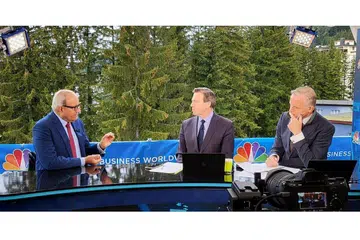 MENGULAS KESAN POSITIF PEMBUKAAN SEMPADAN: Dalam wawancara bersama CNBC di Davos, Switzerland, Encik S. Iswaran (kiri), antara lain membincangkan tentang usaha Singapura mencapai kebingkasan dalam tempoh krisis dengan memastikan sempadan dan saluran ekonominya terbuka. - Foto FACEBOOK S. ISWARAN