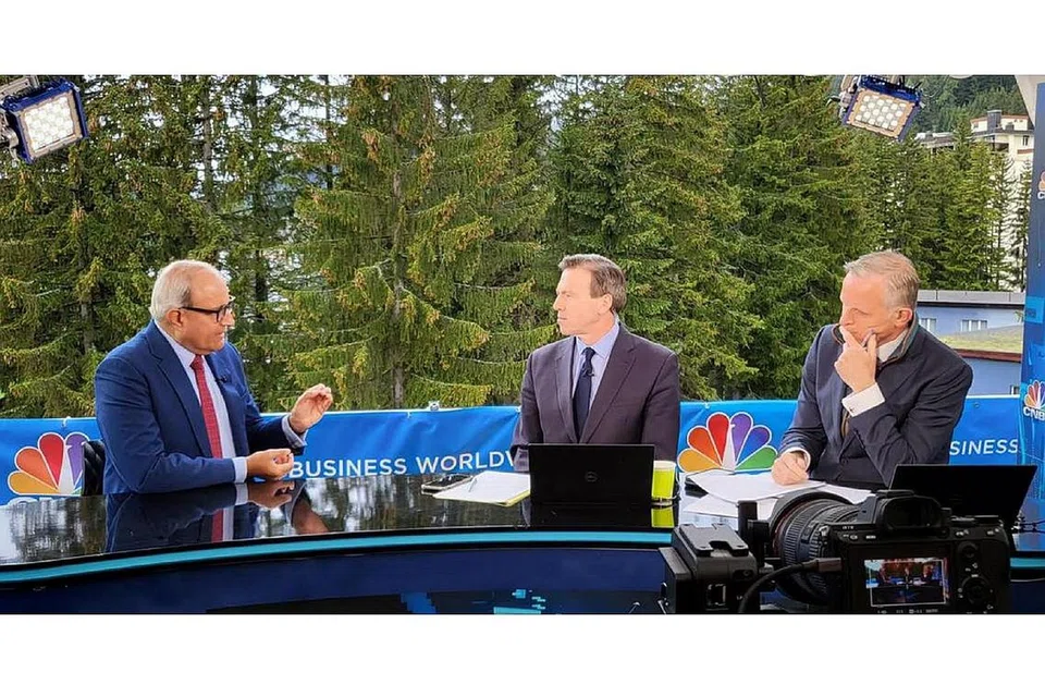 MENGULAS KESAN POSITIF PEMBUKAAN SEMPADAN: Dalam wawancara bersama CNBC di Davos, Switzerland, Encik S. Iswaran (kiri), antara lain membincangkan tentang usaha Singapura mencapai kebingkasan dalam tempoh krisis dengan memastikan sempadan dan saluran ekonominya terbuka. - Foto FACEBOOK S. ISWARAN