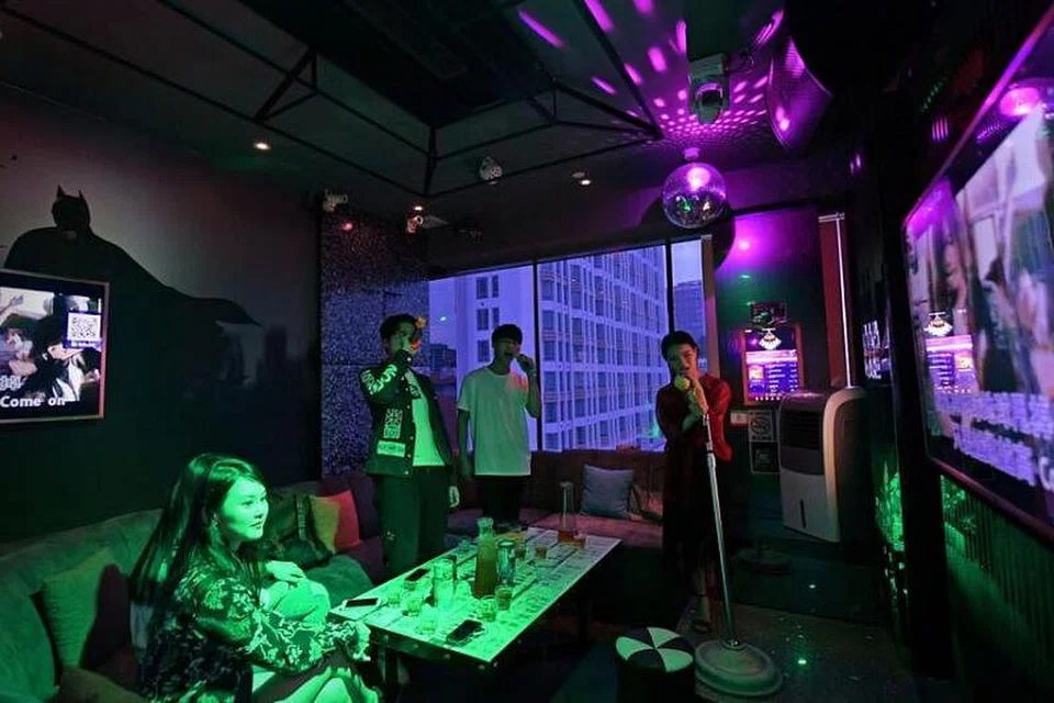 Operasi pengujian khas bagi semua kakitangan Supreme KTV (Pusat Beli-belah Far East), Empress KTV (Pusat Beli-belah Tanglin) dan Club Dolce (Balestier Point) akan dilakukan. Gambar sebagai hiasan sahaja. - Foto INTERNET