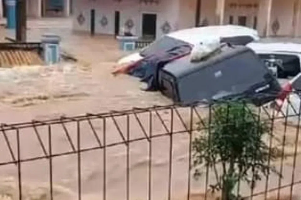 Beberapa kenderaan hanyut dan ada yang tenggelam akibat banjir besar dan tanah runtuh yang melanda Sukabumi, Jawa Barat pada 3 dan 4 Disember.