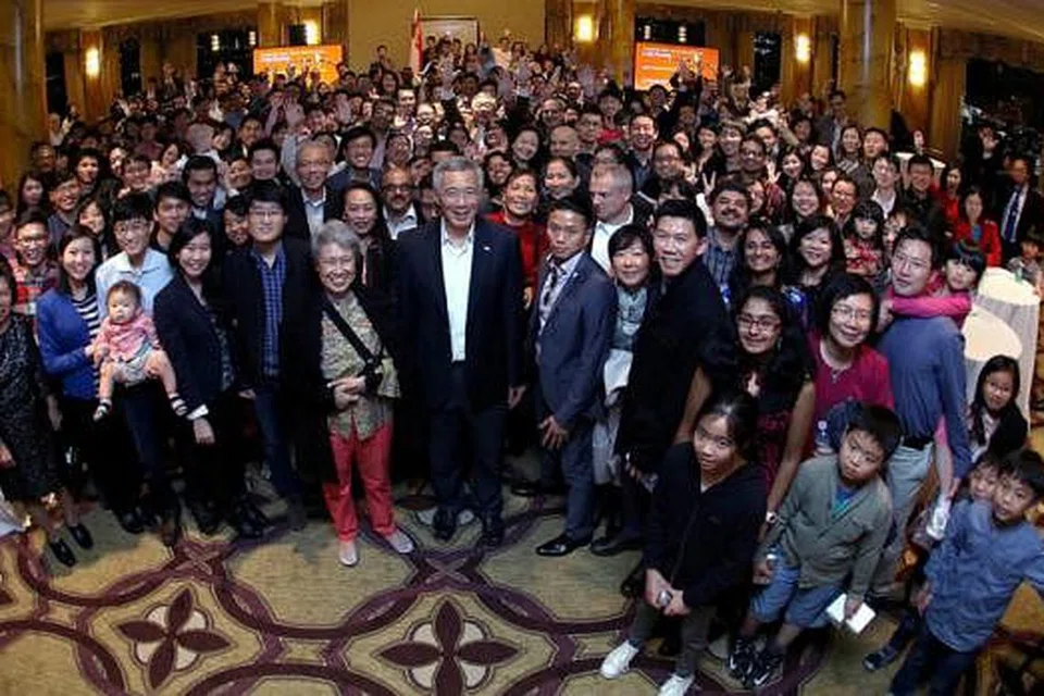 BERGAMBAR BERSAMA WARGA SINGAPURA: PM Lee (depan, tengah) dan isterinya, Cik Ho Ching (sebelah kanan beliau), bergambar bersama-sama dengan warga Singapura di San Francisco. - Foto FACEBOOK PM LEE