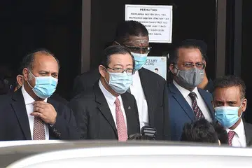 MENGAKU TIDAK BERSALAH: Encik Lim mengaku tidak bersalah terima wang suapan berjumlah RM3.3 juta ($1.08 juta) bagi membantu sebuah syarikat dilantik untuk melaksanakan Projek Pembinaan Jalan-Jalan Utama dan Terowong di Pulau Pinang bernilai RM6.3 bilion. - Foto AFP
