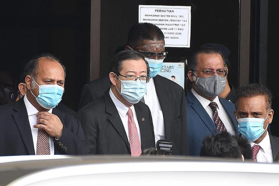 MENGAKU TIDAK BERSALAH: Encik Lim mengaku tidak bersalah terima wang suapan berjumlah RM3.3 juta ($1.08 juta) bagi membantu sebuah syarikat dilantik untuk melaksanakan Projek Pembinaan Jalan-Jalan Utama dan Terowong di Pulau Pinang bernilai RM6.3 bilion. - Foto AFP