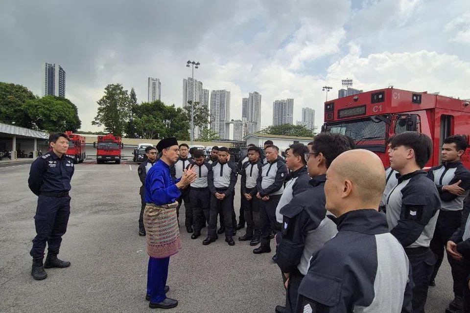 Menteri Negara (Ehwal Dalam Negeri merangkap Pembangunan Negara), Profesor Madya Dr Muhammad Faishal Ibrahim (berbaju biru) bertemu anggota Pasukan Operasi Khas (SOC) yang bertugas pada pagi Hari Raya. 
