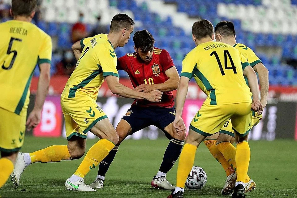 MENANG BERGAYA: Pemain Sepanyol, Gonzalo Villar (tengah) diasak pemain Lithuania sewaktu perlawanan persahabatan di Stadium Butarque di Madrid, Sepanyol. - Foto EPA-EFE