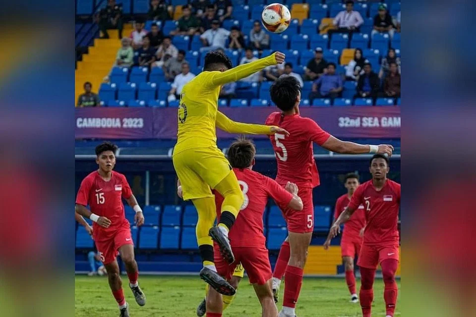 TEWAS: Pasukan bola sepak lelaki Singapura bawah 22 tahun semasa perlawanan menentang Malaysia, yang mana mereka tewas 0-7 pada 11 Mei. - Foto FAS