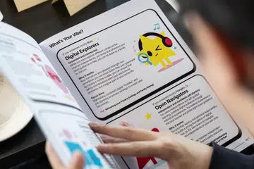 Panduan Semakan Digital Keluarga, yang dibangunkan TikTok dengan kerjasama TOUCH Cyber Wellness, direka untuk membantu keluarga mengadakan perbincangan jujur dan bermakna tentang keselamatan dalam talian.