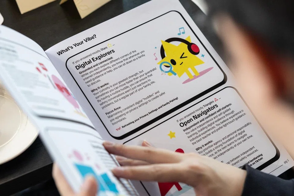 Panduan Semakan Digital Keluarga, yang dibangunkan TikTok dengan kerjasama TOUCH Cyber Wellness, direka untuk membantu keluarga mengadakan perbincangan jujur dan bermakna tentang keselamatan dalam talian.